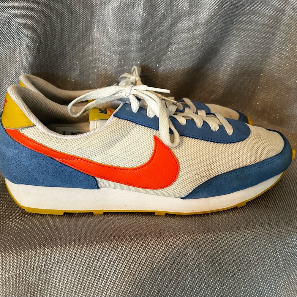 Unisex Nike. Men’s size 9, women’s size 11.  Great used condition!